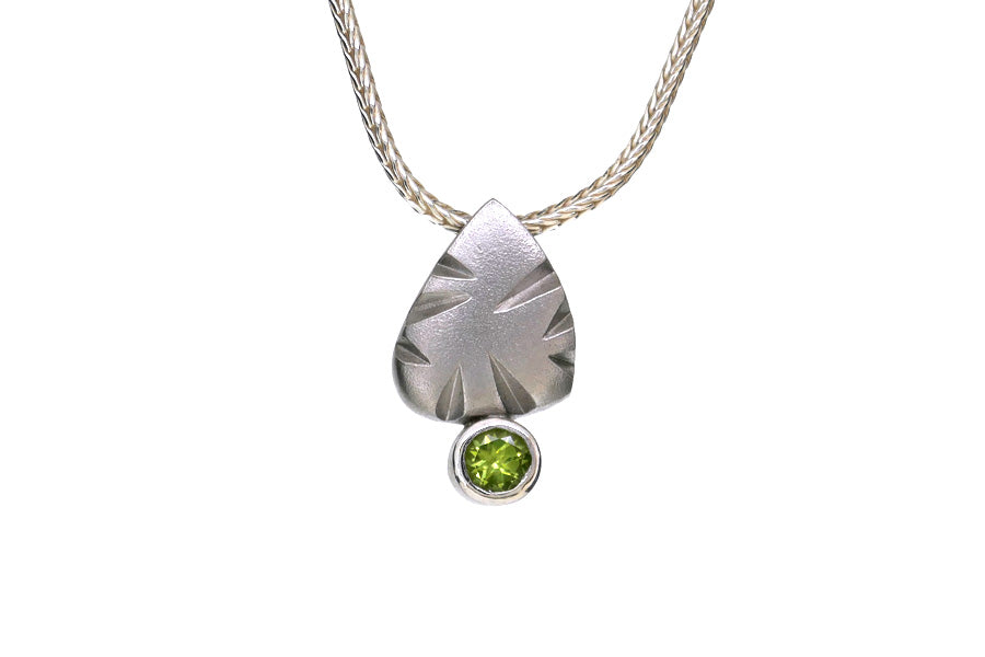 Notch Pattern Silver Peridot Necklace
