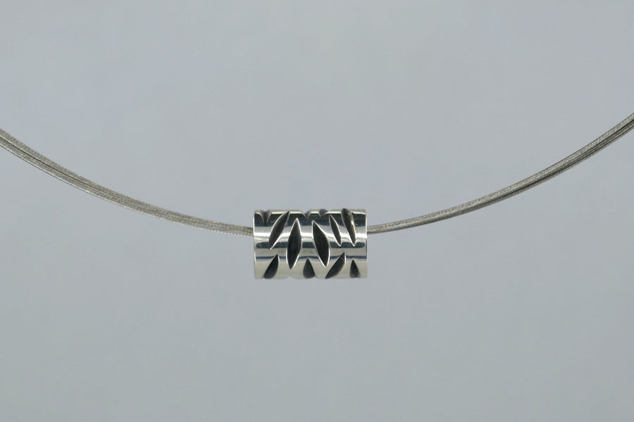 Notch Pattern Silver Cylinder Bead & Steel Wire Necklet