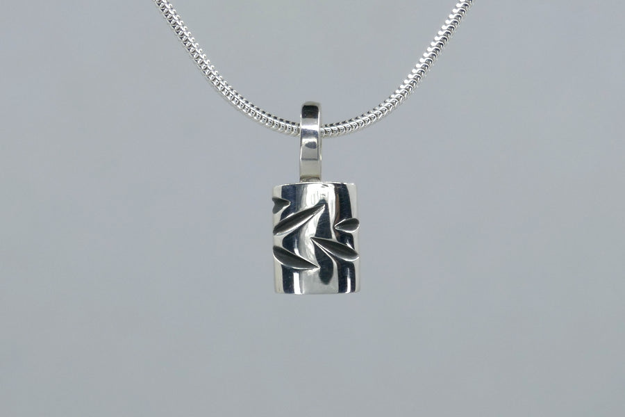 Notch Pattern Short Cushion Silver Necklace