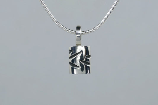 Notch Pattern Short Cushion Silver Necklace