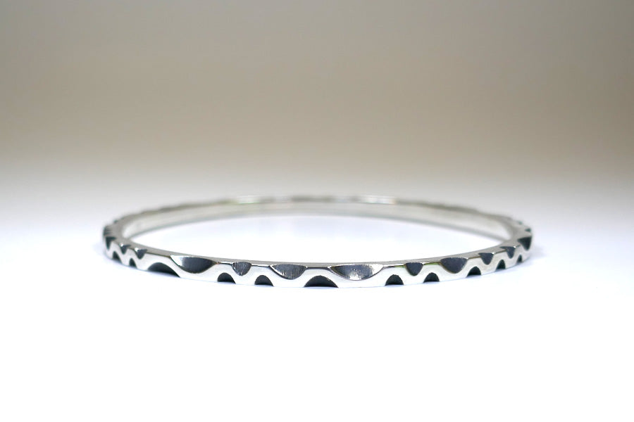 Scalloped Pattern Design Silver Bangle