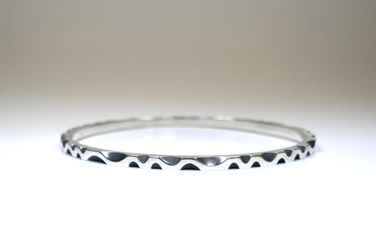 Scalloped Pattern Design Silver Bangle