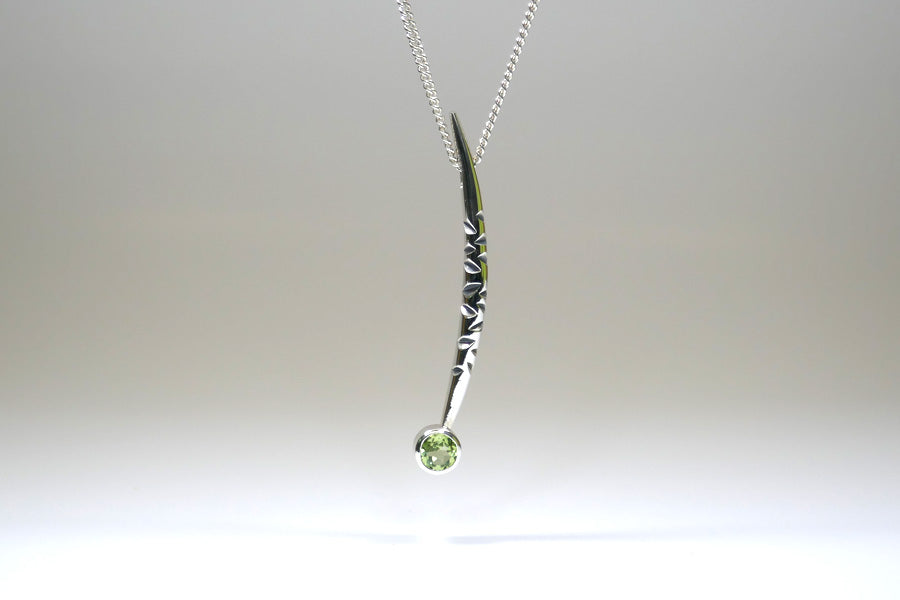 Notch Pattern Silver Peridot Necklace