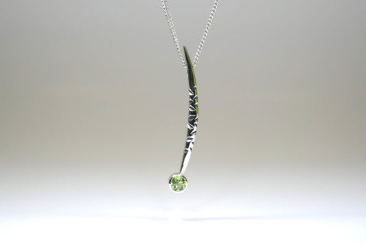 Notch Pattern Silver Peridot Necklace