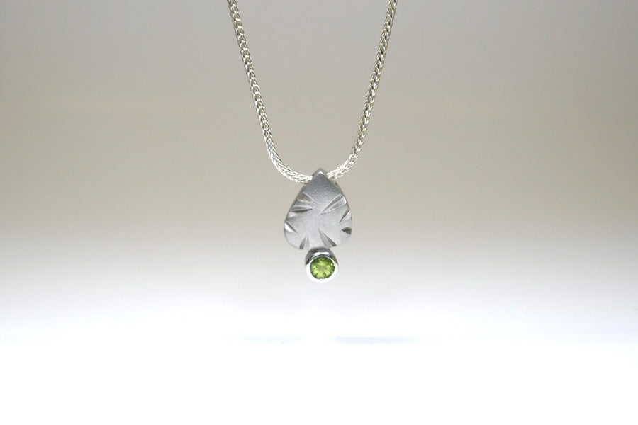 Notch Pattern Silver & Round Peridot Necklace