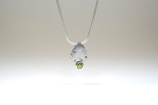 Notch Pattern Silver & Round Peridot Necklace
