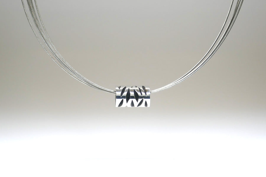 Notch Pattern Silver Cylinder Bead & Steel Wire Necklet