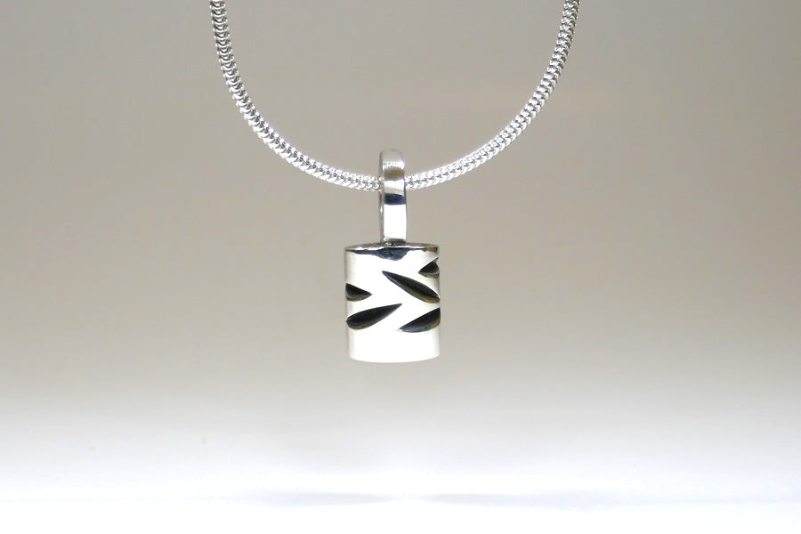 Notch Pattern Short Cushion Silver Necklace