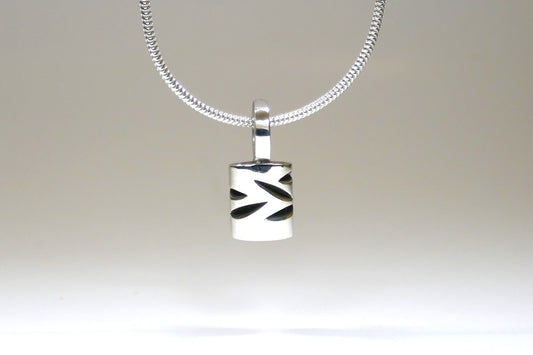 Notch Pattern Short Cushion Silver Necklace
