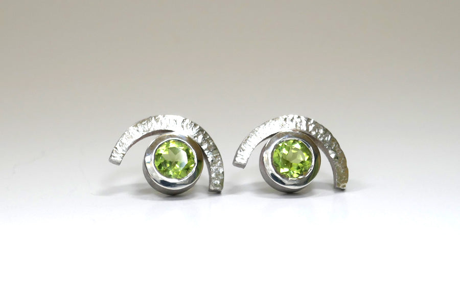Cup Design Round Peridot Silver Ear Studs