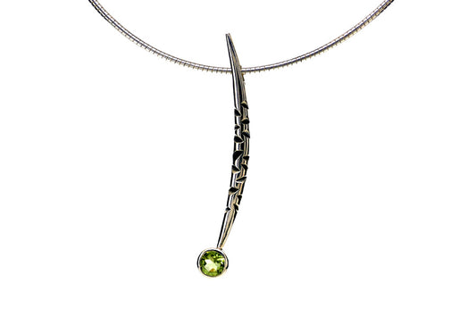 Notch Pattern Silver Peridot Necklace